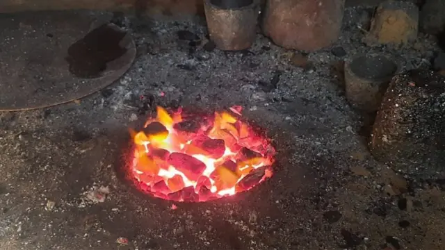 మట్టిలో బంగారం తీస్తారు