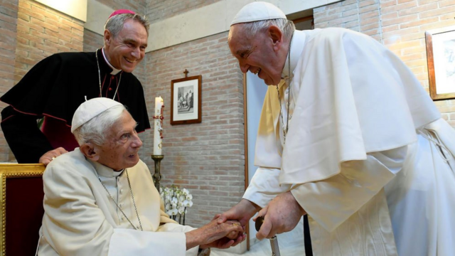 Папа Франциск приветствует Бенедикта XVI во время встречи с недавно назначенными кардиналами в Ватиканском монастыре Mater Ecclesiae 27 августа 2022 года в Ватикане