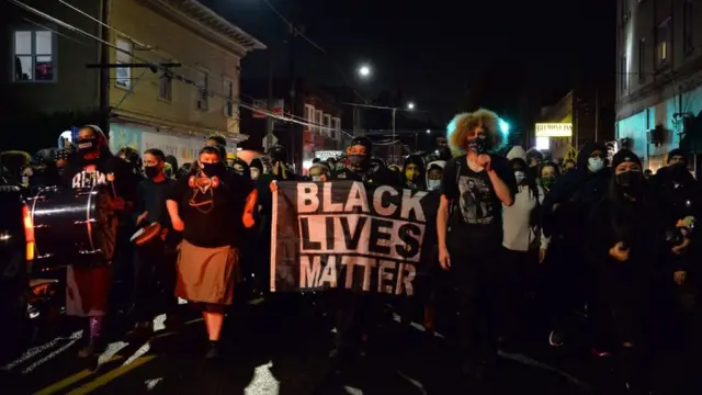 Protesta en Portland el 3 de noviembre de 2020 con el cartel de Black Lives Matter.