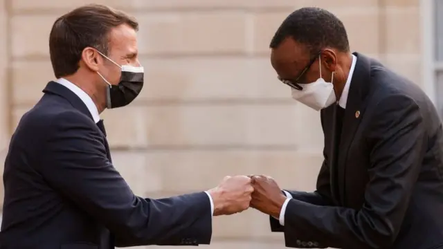 Prezida w'Ubufaransa Emmanuel Macron, i bubamfu, ariko araha ikaze Prezida Paul Kagame w'Urwanda ku kirimba ca Elysee ku musi wa mbere.