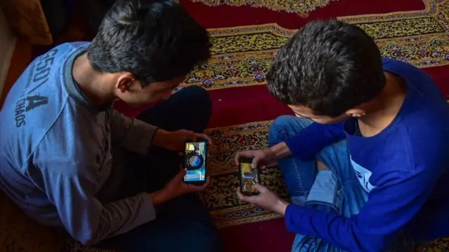 मोबाईलचं व्यसनः मोबाईलशिवाय चैनच पडत नाही का? सतत मोबाईल वापरावासा वाटतो का?