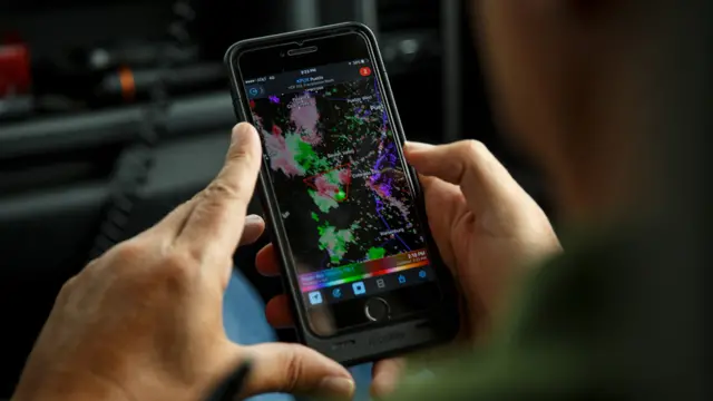 Celular con pronostico del clima