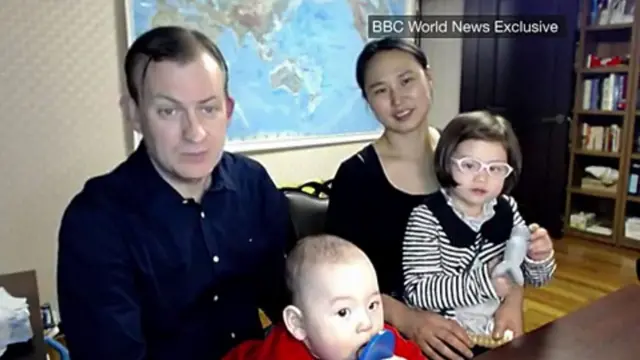 Kelly y su familia en la entrevista