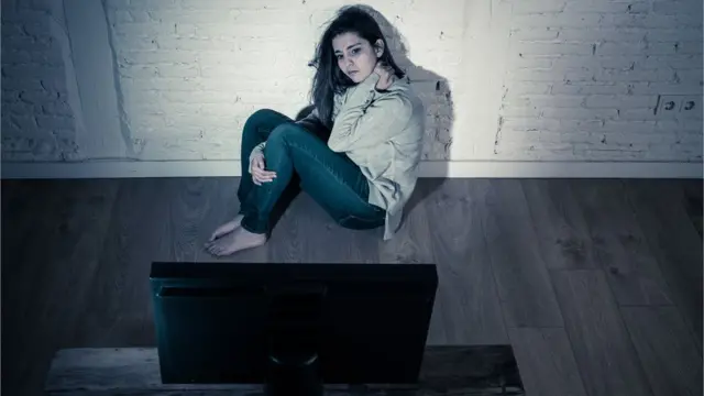 أغلب ضحايا العنف الإلكتروني نساء