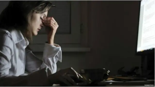 الجلوس لساعات طويلة في العمل يؤثر على الوقت المتاح لإعداد وجبات صحية، وممارسة التمارين الرياضية.