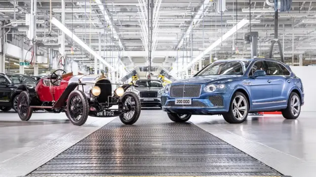 دویست‌هزارمین دستگاه بنتلی در کنار قدیمی‌ترین محصول کارخانه