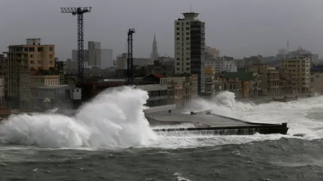Havana'da kıyı şeridine vuran dalgalar