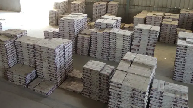 ખાલી ફેકટરીની તસવીર