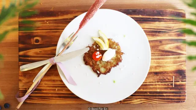 첫 번째 코스 요리는 진한 사워크림이 들어간 스웨덴식 해시 브라운이다