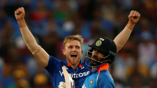 शिखर धवन आउट हुए