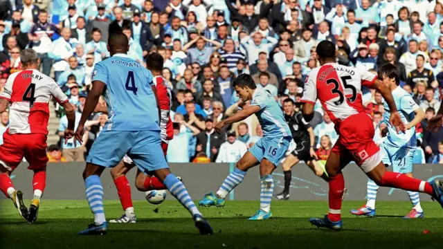 Sergio Agüero anota contra el QPR