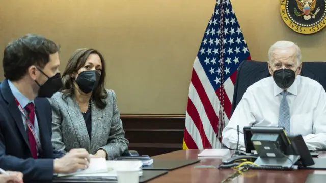 Joe Biden, Kamala Harris na Jon Finer aho bari muri "situation room" bakurikirana ikibiriraho iki gitero