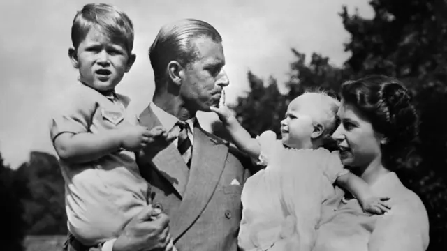 Công tước xứ Edinburgh và Nữ hoàng Elizabeth II và các con đầu, năm 1951