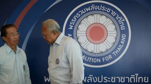 นายสุเทพ ยืนคู่กับ ม.ร.ว. จัตุมงคล