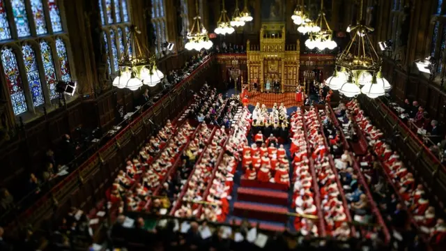 রাণী এলিজাবেথ ও প্রিন্স চার্লসের উপস্থিতিতে নতুন নির্বাচিত ব্রিটিশ এমপি'রা