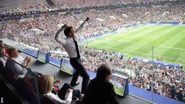 フランスの勝利にエマニュエル・マクロン大統領も熱狂した