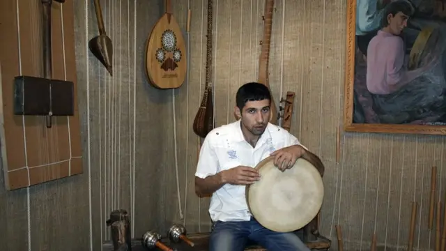 Даф – (dāf) – один из самих известных музыкальных нструментов Горного Бадахшана. Согласно археологическим раскопкам и ранним историческим источникам, у дафа тысячелетняя история. Он имел сакральное значение для древних охотников, которые верили, что звуки инструмента смогут защитить их от хищников и злых духов. На Памире даф используют во время ритуальных мероприятий.