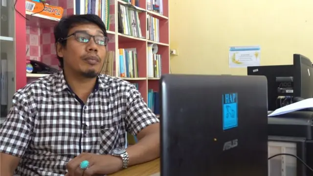 อิสมาแอ เตะ นั่งอยู่ในออฟฟิศ