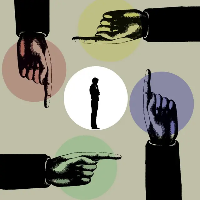 Homme avec des mains montrant différentes directions