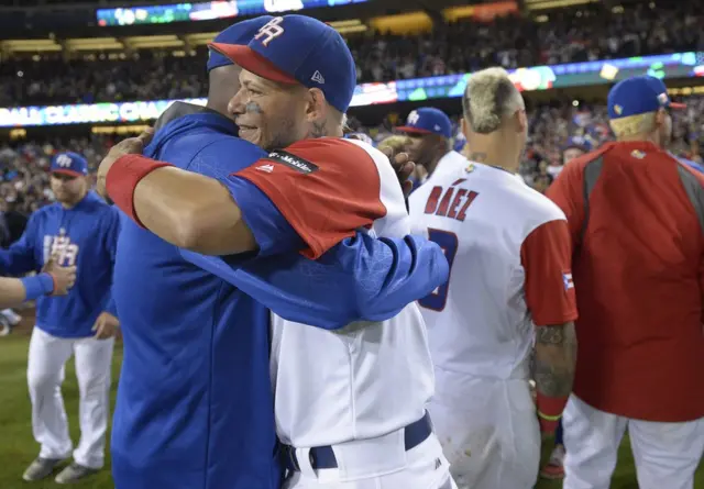 El catcher de Puerto Rico, Yadier Molina (4), después de que el equipo estadounidense ganara 8-0 a Puerto Rico en el Clásico Mundial de Béisbol en el estadio Dodger de Los Ángeles, en California, EE.UU.