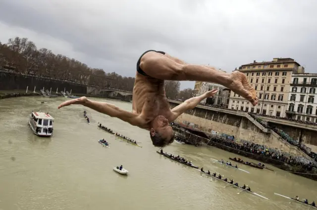 నీటిలోకి దూకుతున్న వ్యక్తి