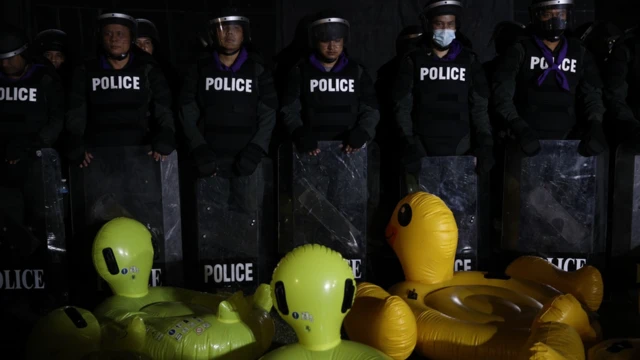 กลุ่ม "ราษฎร" ถึงราบ 11 ตั้งคำถาม "กองกำลังส่วนพระองค์"