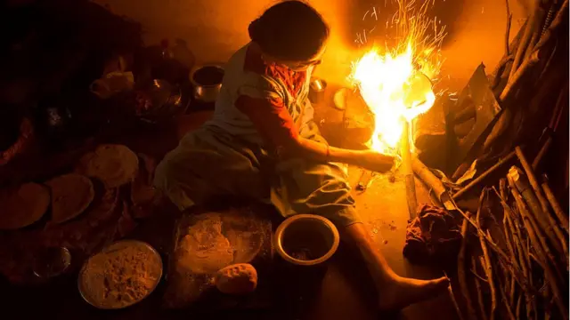 લાકડાં પર રાંધતાં મહિલા (ફાઇલ ફોટો)