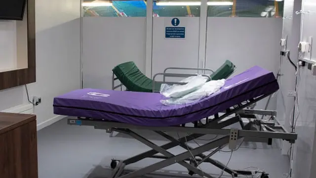 Пустая больничная койка в одной из лондонских больниц