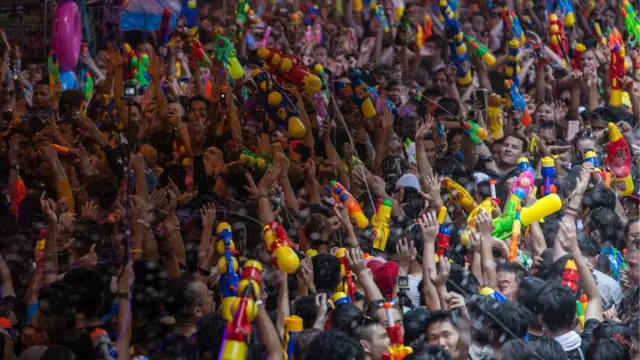 Enorme batalla de agua