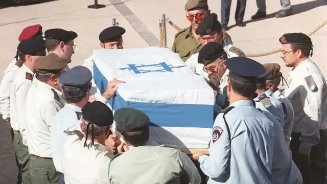 Féretro con los restos de Isaac Rabin.