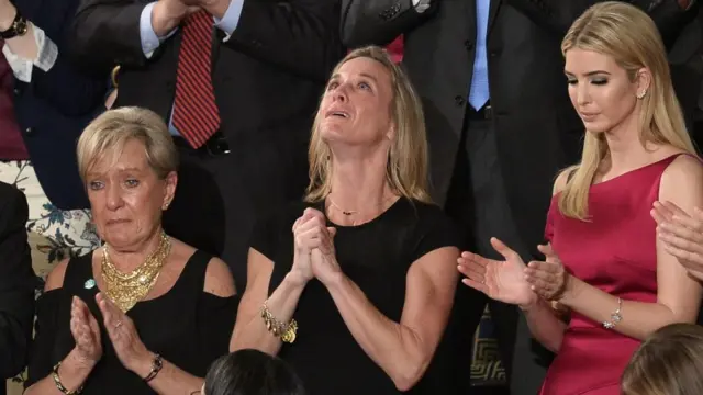 Каррин Оуэнс, вдова погибшего американского военнослужащего Райана Оуэнса (в центре)