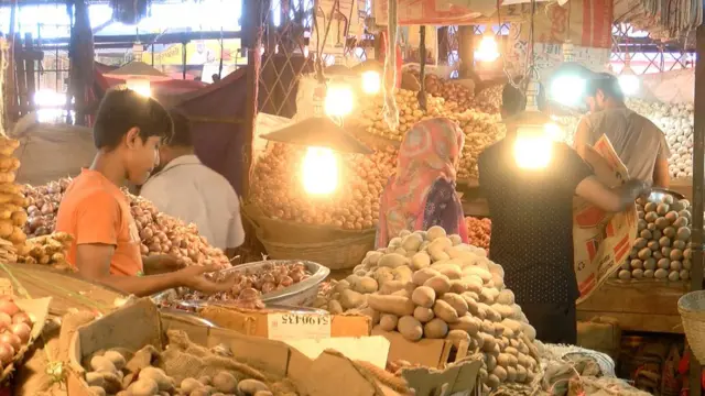 পেঁয়াজের দাম নাগালের বাইরে চলে গিয়েছে বলছেন ক্রেতারা।