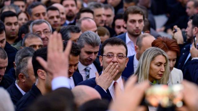 أكرم إمام أوغلو وسط حشود مؤيديه في تظاهرة إسطنبول