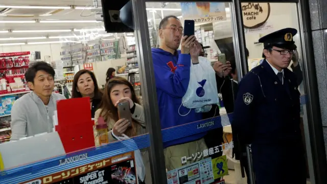东京银座安倍、特朗普两家进餐餐馆附近警员阻止便利店顾客离开（5/11/2017）