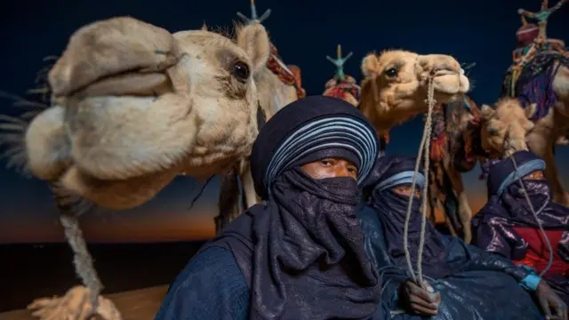 صورة لمجموعة من الطوارقة مع وجوه الجمال قريبة من الكامير