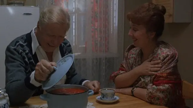 Пана Лассарда збираються почастувати борщем у "Поліцейській академії 7: Місія в Москву"