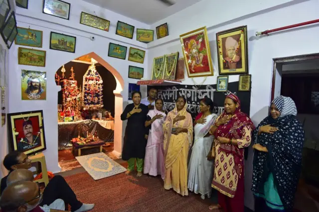 লখনৌতে হুসেইনি ব্রাহ্মণরা তাদের মন্দিরে মহররমের তাজিয়ায় শ্রদ্ধা নিবেদন করছেন (২০২২)