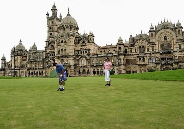 राजवाड्याच्या मैदानात एक गोल्फ कोर्ससुद्धा आहे
