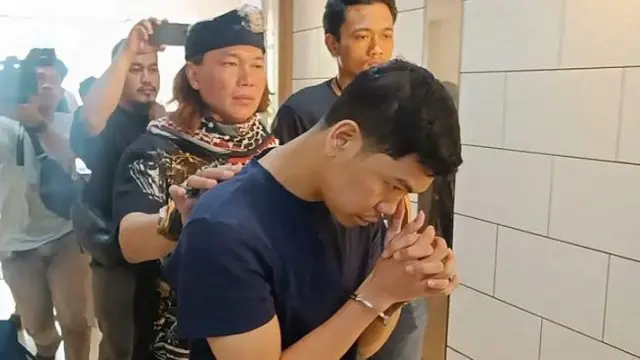 Tersangka YA digiring masuk ke Ditreskrimum Polda Metro Jaya terkait kasus kematian anak Tamara Tyasmara, Jumat (9/2/2024).