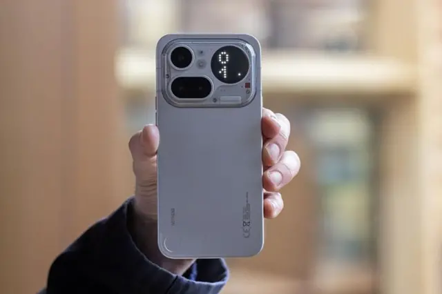 मध्य-पूर्व में चल रही जंग का असर सेमी कंडक्टर और चिप्स के निर्माण पर भी पड़ सकता है जिससे स्मार्टफ़ोन समेत कई इलेक्ट्रॉनिक उपकरण प्रभावित होंगे