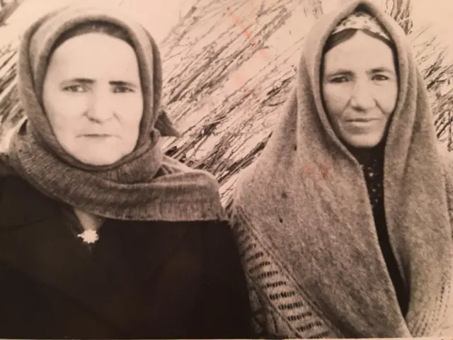 Жігіт камераға түсіріп жатыр