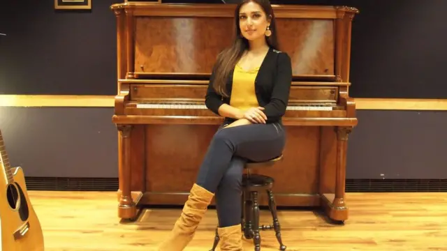 কানাডায় বেড়ে ওঠা তাকে সঙ্গীতের প্রতি তার আগ্রহ তৈরি ও অনুসরণ করতে সহায়তা করেছিল, যা আফগানিস্তানে সম্ভব ছিল না