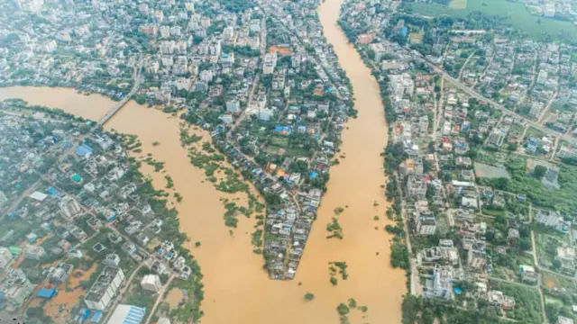 వరద నీరు పోటెత్తిన ఏలూరు