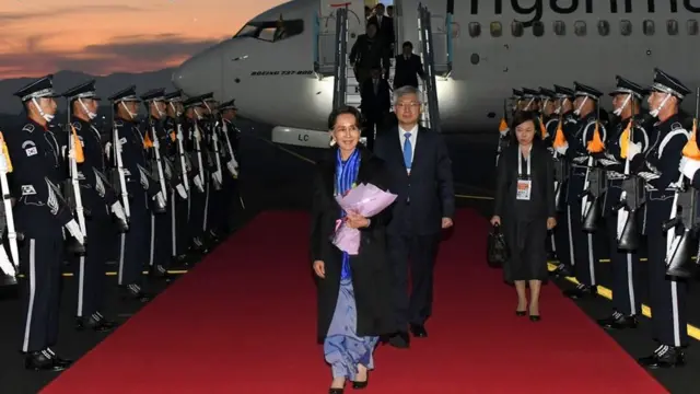 ဘူဆန်ကို နိုဝင်ဘာ ၂၄ ရက် ညပိုင်းက ရောက်ရှိလာတဲ့ဒေါ်အောင်ဆန်းစုကြည်
