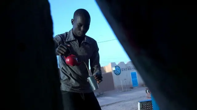 انتظار الشاي يساعد مجموعات الشبان العاطلين عن العمل في تحمل الملل