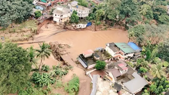 ஐ.என்.எஸ் கருடா என்ற இந்திய கடற்படைக்குச் சொந்தமான விமானத்தில் இருந்து எடுக்கப்பட்ட படம் கூட்டிக்கல் எனும் இடத்தில் உள்ள வெள்ள பாதிப்பை காட்டுகிறது.