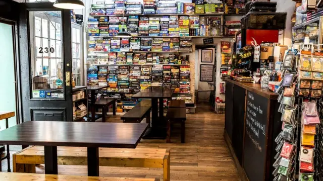 Стеллаж с играми в нью-йоркском "игровом кафе" The Uncommons