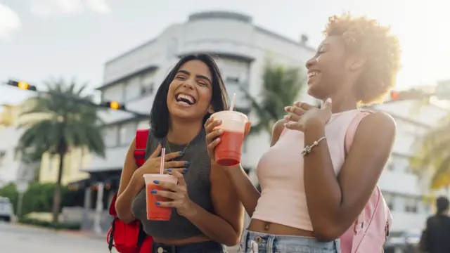 Dos amigas ríen en la calle.