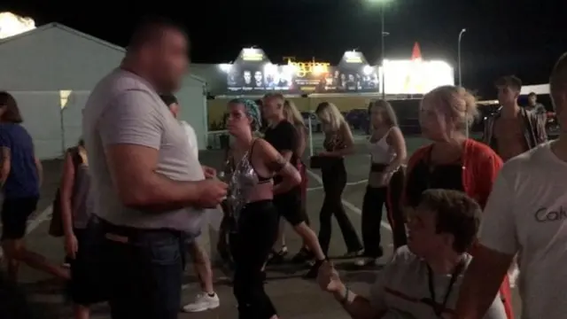 테일러와 그의 보호자 레이첼의 클럽 '암네시아' 입장 첫 시도는 거부당했다