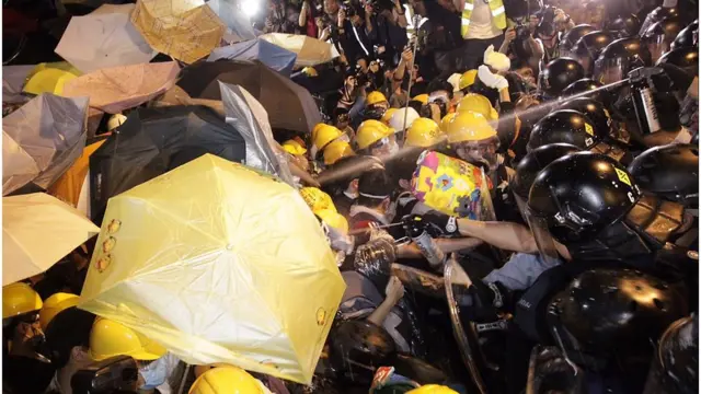 2014년 홍콩 우산혁명. 시위대가 경찰의 최루액을 막으려고 우산을 들고 시위에 나서 '우산 혁명'이라는 이름이 붙었다